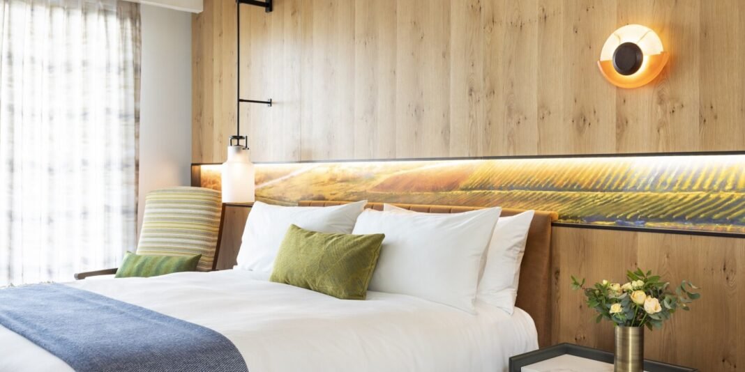 Appellation to open a hotel in California, Utah  