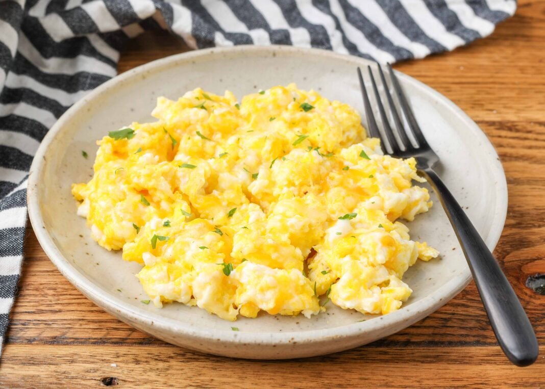 Cheesy Scrambled Eggs with Spinach
