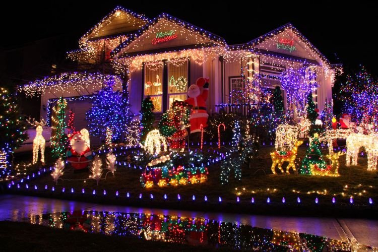 What You Gain When You Hire a Christmas Light Installer