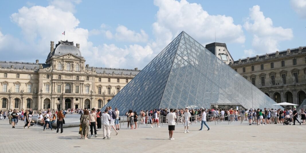 Why the Louvre temporarily closed the door this week  