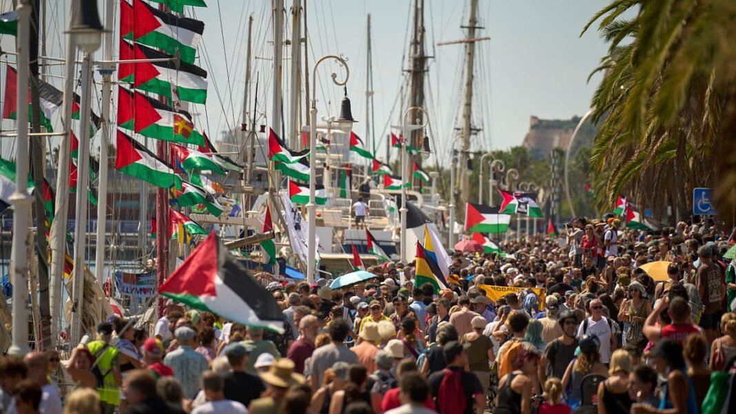Fleet leaves Barcelona in the biggest attempt to break Israeli blockade in Gaza  