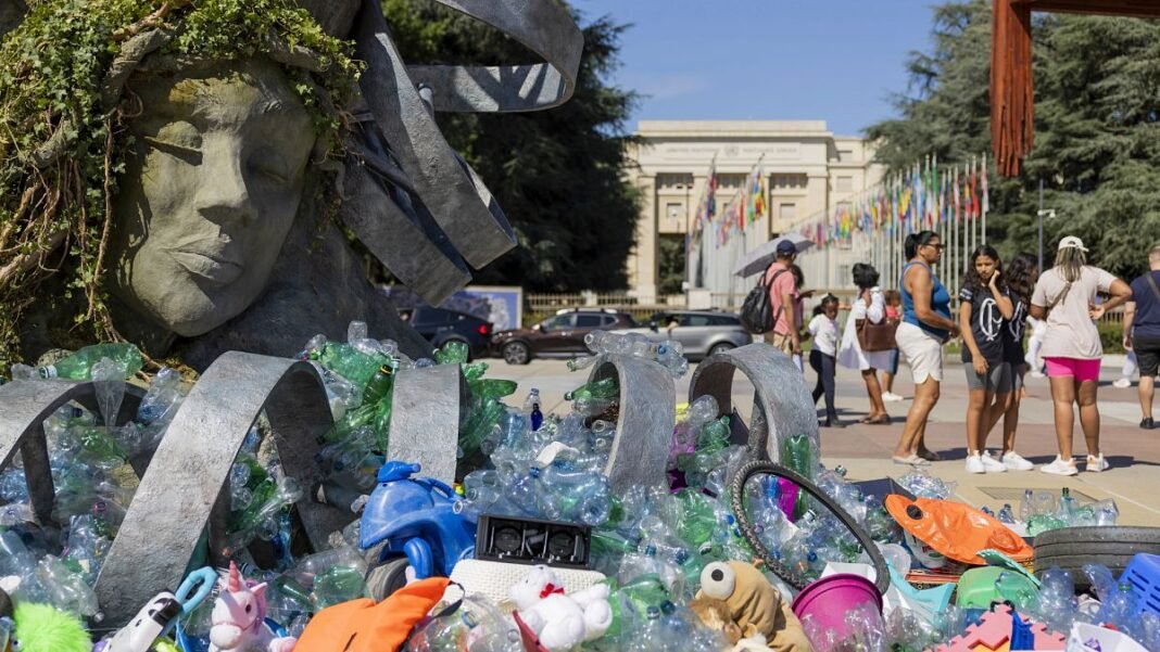 Representatives from 100 countries gather for a final consultation to reduce plastic pollution  