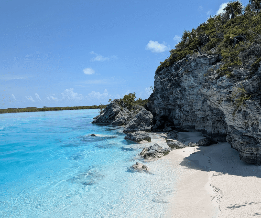 11 travel jobs with free homes  