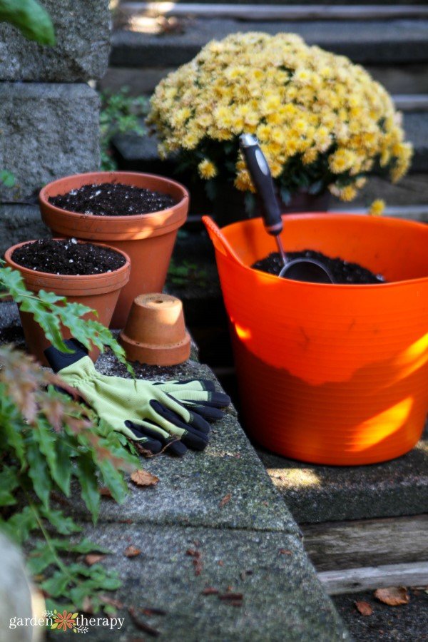 fall gardening made simple: quick cleaning tips for busy gardeners 