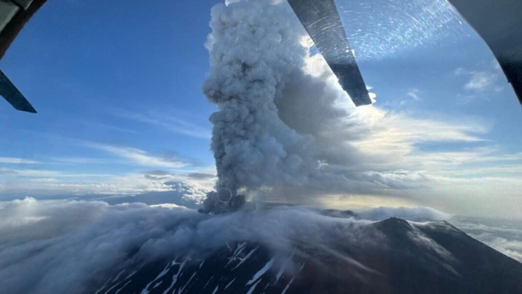 Russian volcano explodes, causing fresh tsunami warning  