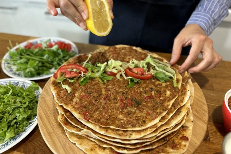 The Best Turkish Lahmacun Recipe in Just 6 Minutes