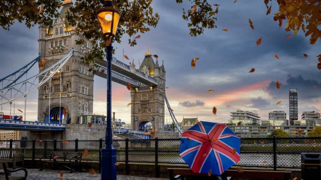 Two UK growth stock analysts say investors should buy in View of Tower Bridge in Autumn