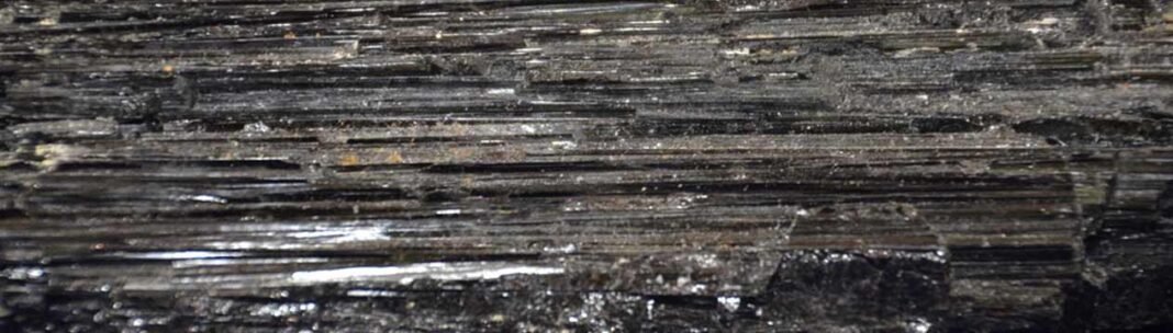 What is Black Tourmaline? An Ultimate Guide – Benefits and Uses