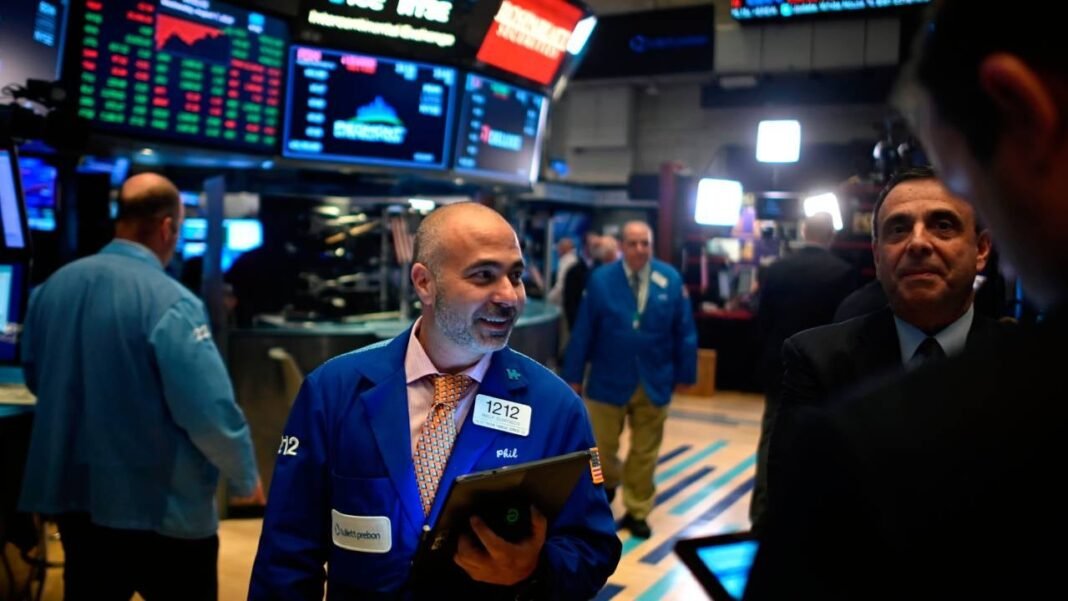 fed-lowering-rates-bonds.jpg The Fed is cutting interest rates, but is it safe to buy bonds?