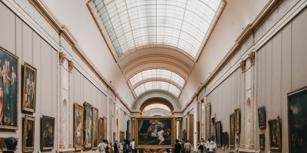 Louvre museum temporarily closed due to robbery Louvre museum temporarily closed due to robbery