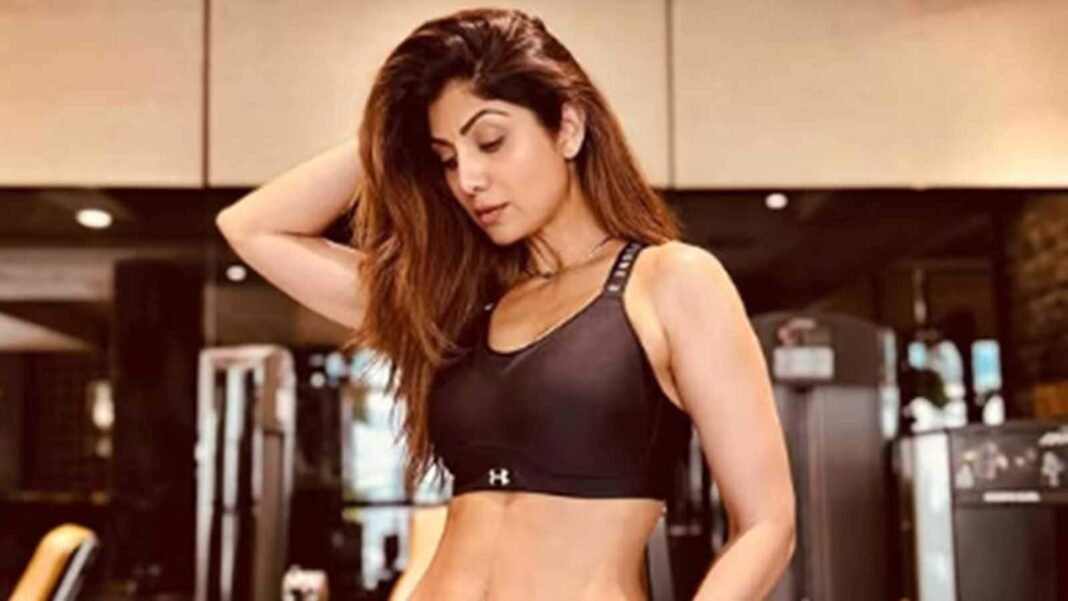 Shilpa Shetty's twisted yoga movements can recharge your health in just a few minutes!  