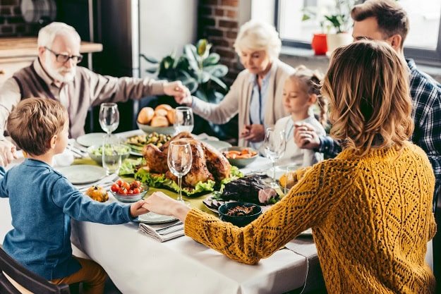 thankgiving_quotes_for_family.jpg A family saying a prayer before Thanksgiving dinner.