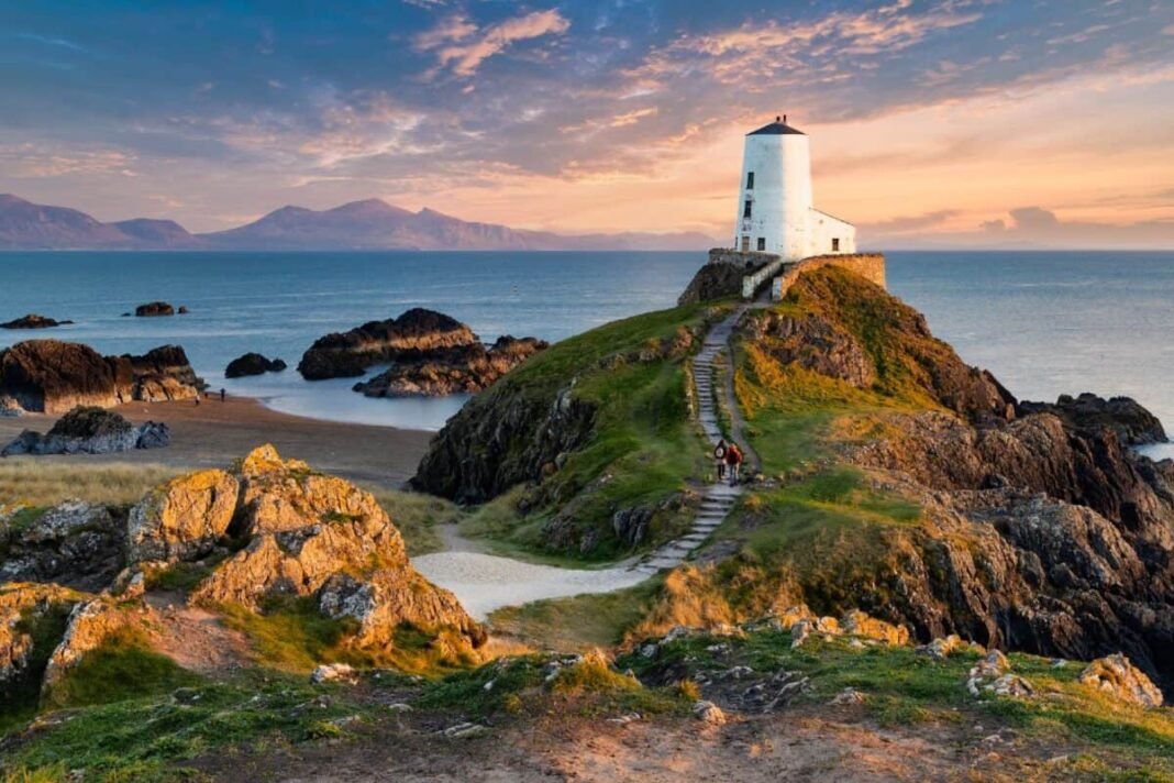 SIPP Growth Made Simple: Build Your Retirement Readiness with FTSE TΕ΅r Mawr lighthouse (meaning "great tower" in Welsh), on Ynys Llanddwyn on Anglesey, Wales, marks the western entrance to the Menai Strait.