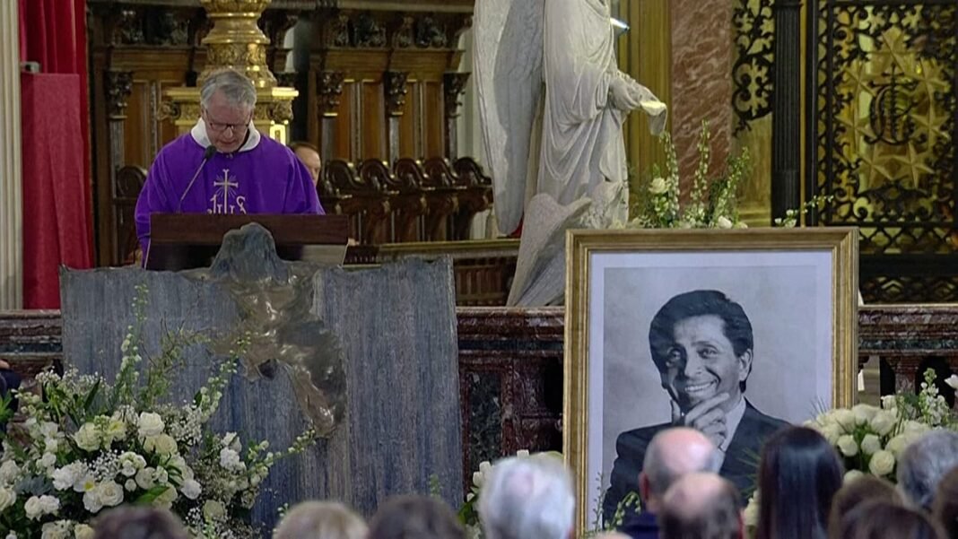 video. Anne Hathaway and Donatella Versace attend Valentino's funeral in Rome  