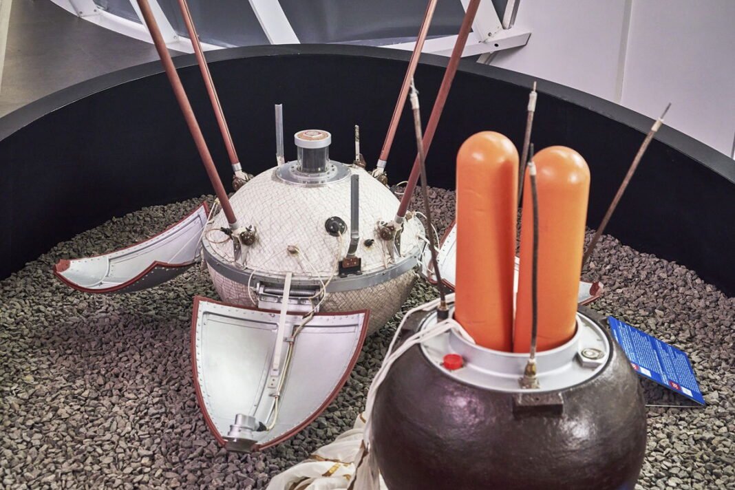 Artificial objects discovered on the moon could be traces of the 1966 Soviet Luna 9 landing  