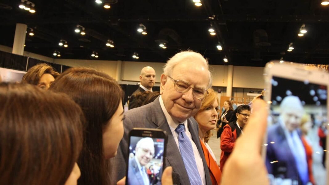 With the FTSE 100 down more than 5%, investors should Fans of Warren Buffett taking his photo