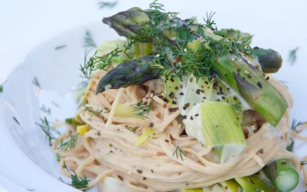 Creamy Leek and Asparagus Pasta [Vegan] – One Green Planet