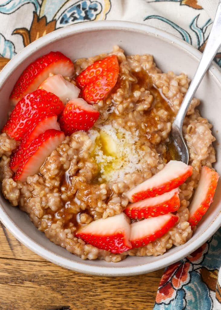 Instant-Pot-Steel-Cut-Oats-BFK-8-731x1024.jpg Instant Pot Steel Cut Oats in bowl with berries