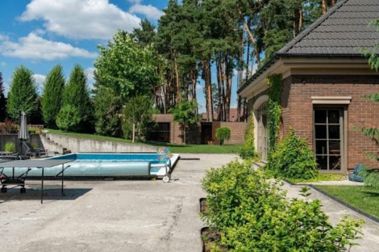 Pool house